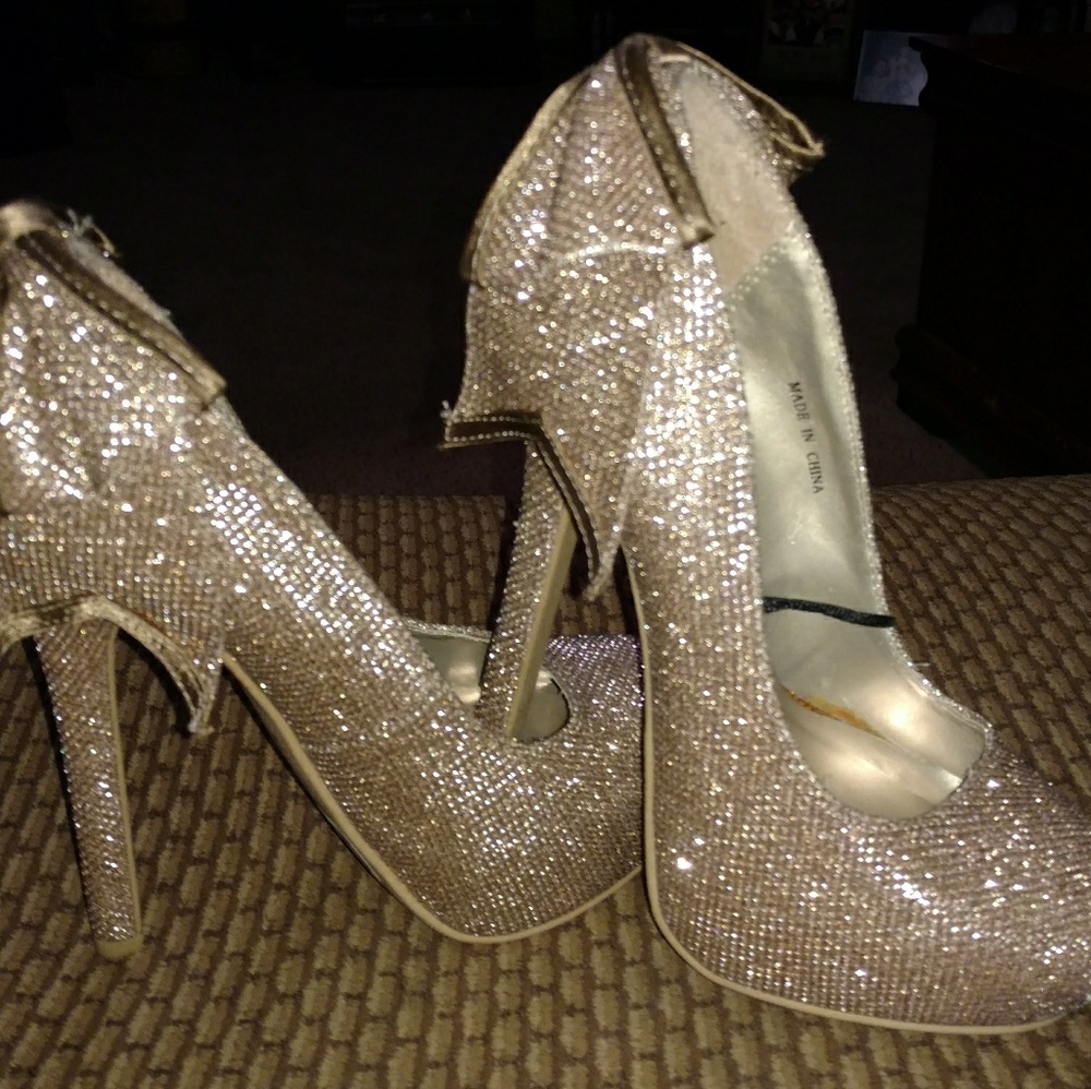 *BeAuTiFuL* Forever 21 heels (NWT)